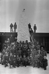 Stor snømann ved Hellvik skole, februar 1977.