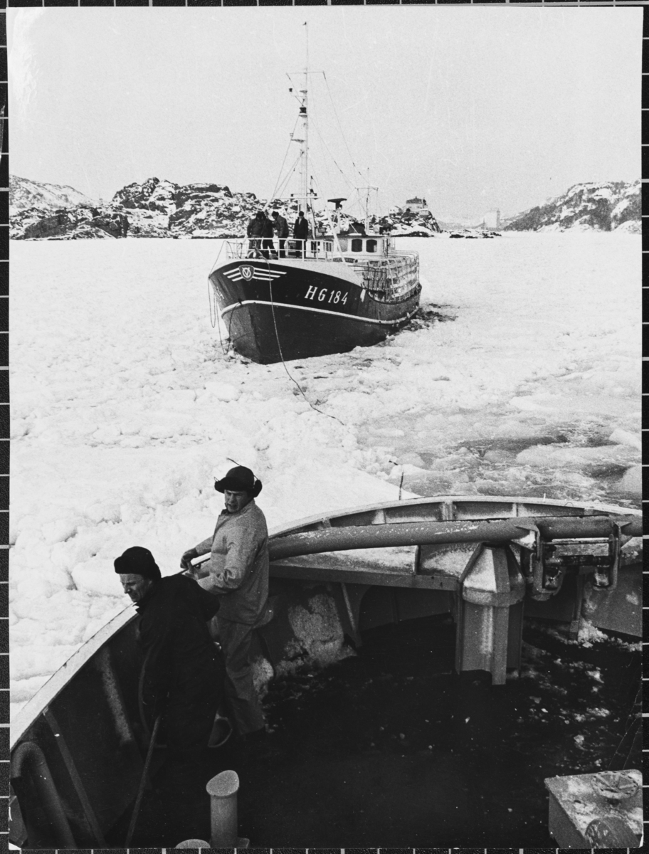 Redningskrysseren Ambassadør Bay har fått slepet ombord i danskebåten, 1969.