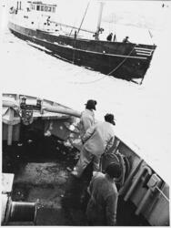 Dansk fiskebåt forsøker å kaste line over til rednignskrysse