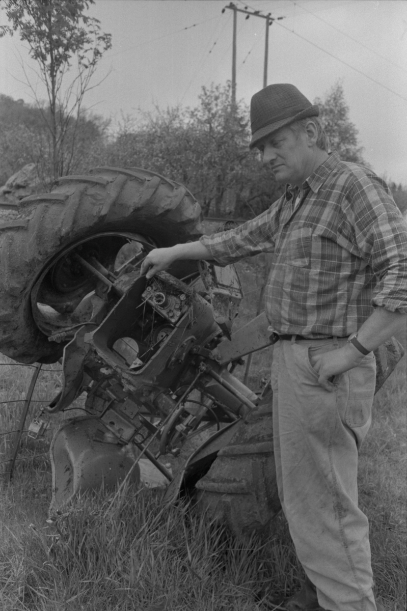 Hans Jørgen Wetlesen med smadret traktor, påkjørt av toget, mai 1975.