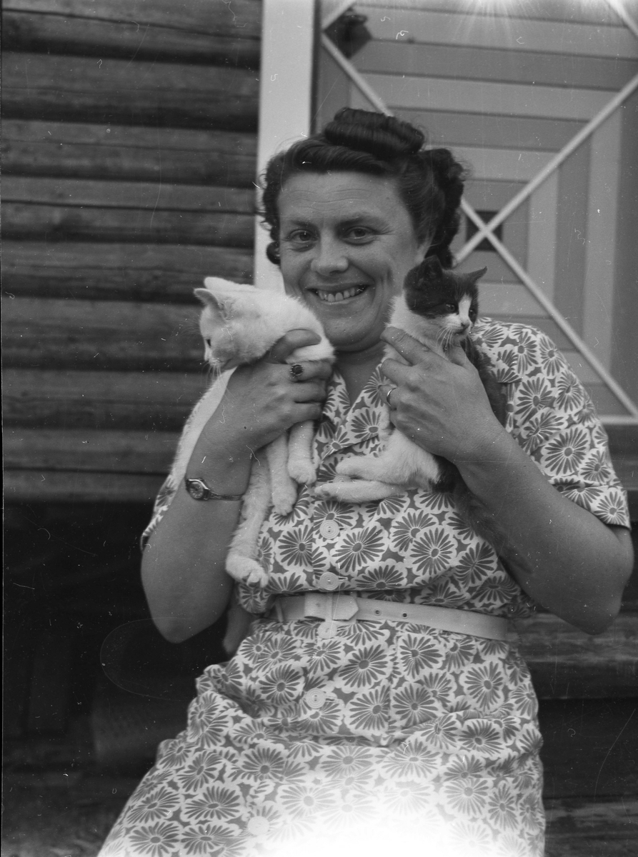 kvinne med kattunger