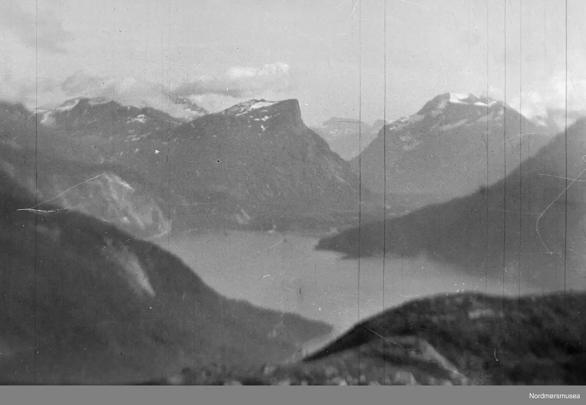 Landskapsfoto. Trolig fra Møre og Romsdal. Fotograf er sannsynligvis ...