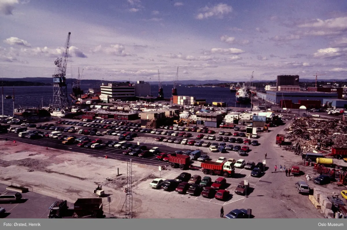 Akers mek. Verksted, rivningsarbeid, parkeringsplass, biler, havn, kraner, fjord