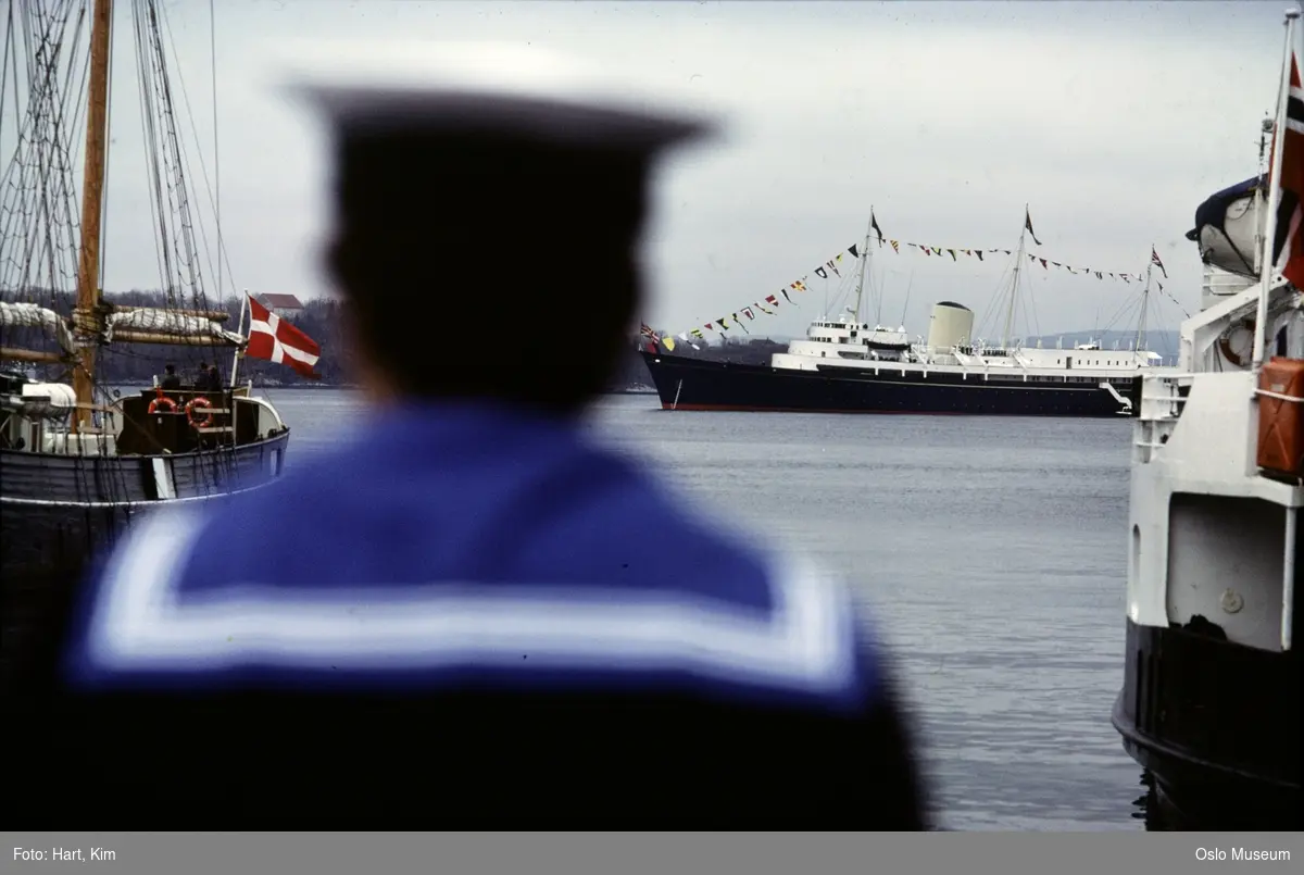 ryggvendt marinegast, uniform utsikt, fjord, kongeskip Britannia, signalflagg