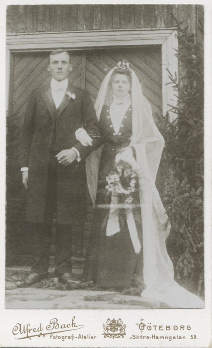 Bröllopsfoto av Karl och Hildur Johansson, Bölet "Viktors" cirka 1910. Familjen bodde i Göteborg på flera olika adresser. Hildur arbetade bland annat hos Viktor Larsson "Viktors" i Bölet. Ibland bodde de hos Larssons i Bölet.
Relaterat motiv: A3536.
