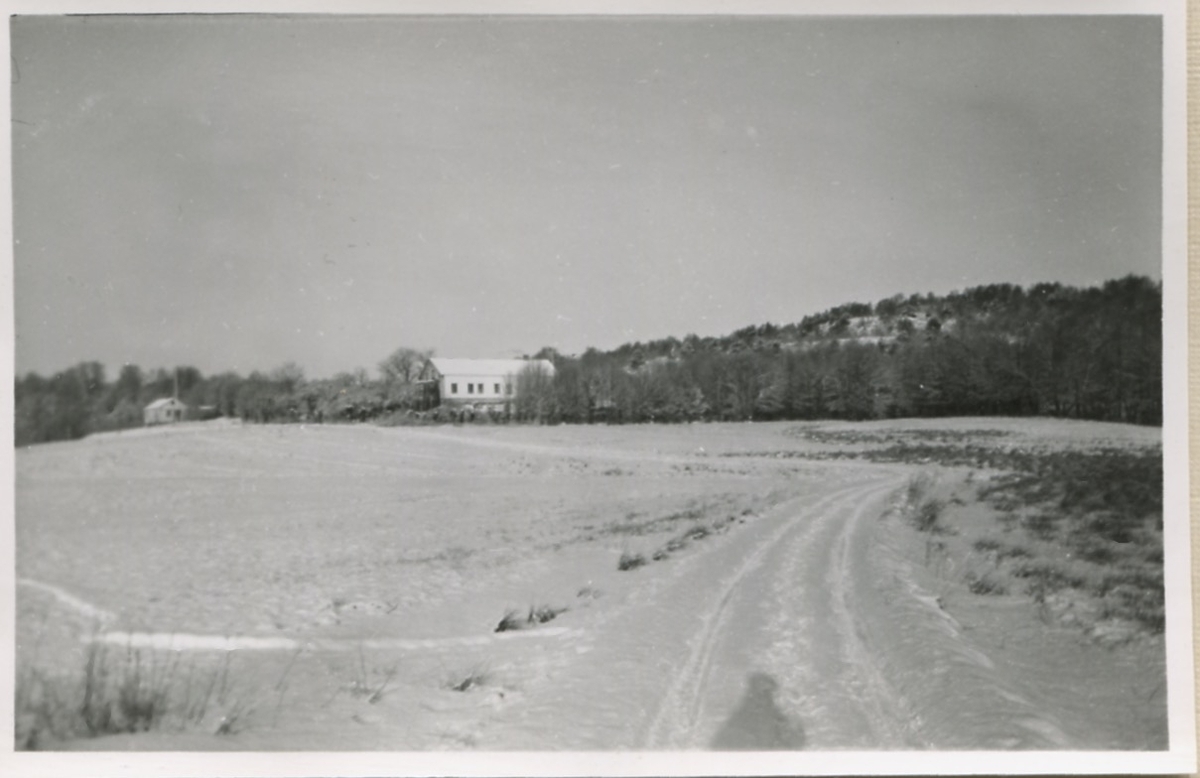 Vy från Streteredsvägen mot Sagereds gård vintern 1954-55. Huset till vänster är "Eklunds" Sagered 3:2. Huset till höger är "Sandbergs" Sagered 3:3.