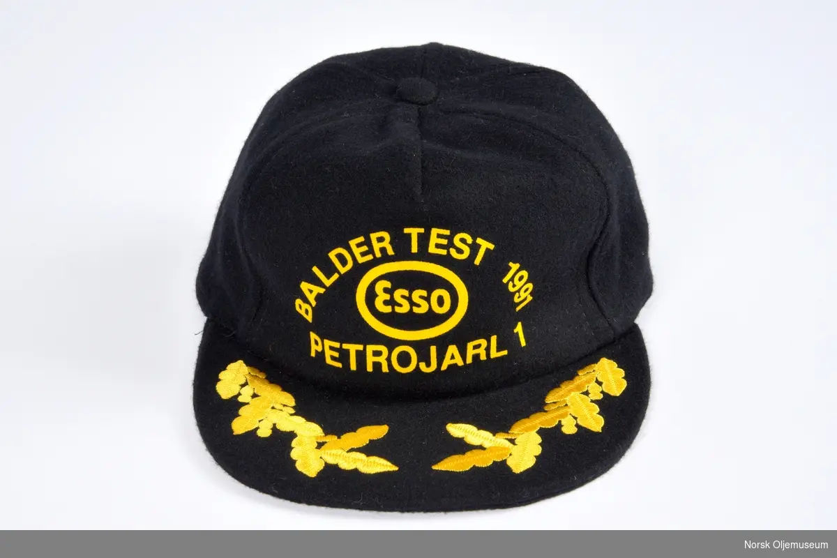 Skyggelue med reklame for Esso, Balder og produksjonsskipet Petrojarl 1. 