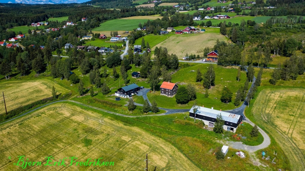 Gardstun oppe i ei li. Skigard i forgrunn.