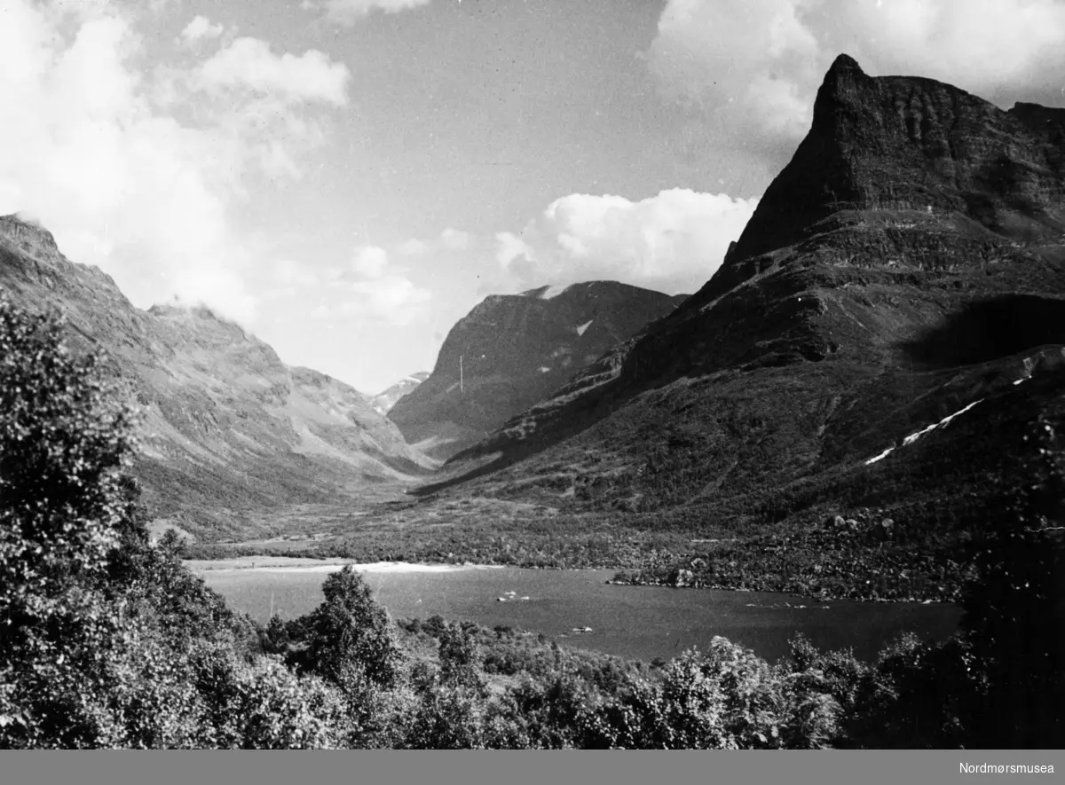 Innerdalstårnet med Storvatnet. Fra Fru Williams fotoalbum. Eier av originalmaterialet er Gunnar Williams. Fra Nordmøre museums fotosamlinger.