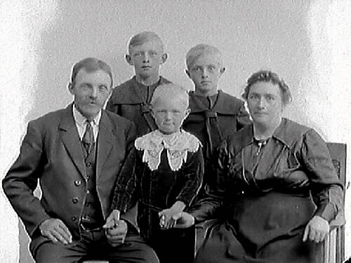 Familjen Bernandersson i Åkraberg, Stråvalla. Föräldrar med tre söner. 4 bilder.