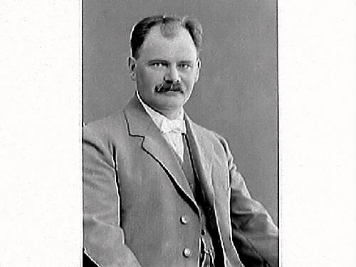 Sven Larsson, murare, landstingsman och riksdagsman. Född 1881-11-11 i Lindbergs socken och död 1955-07 i Varberg.