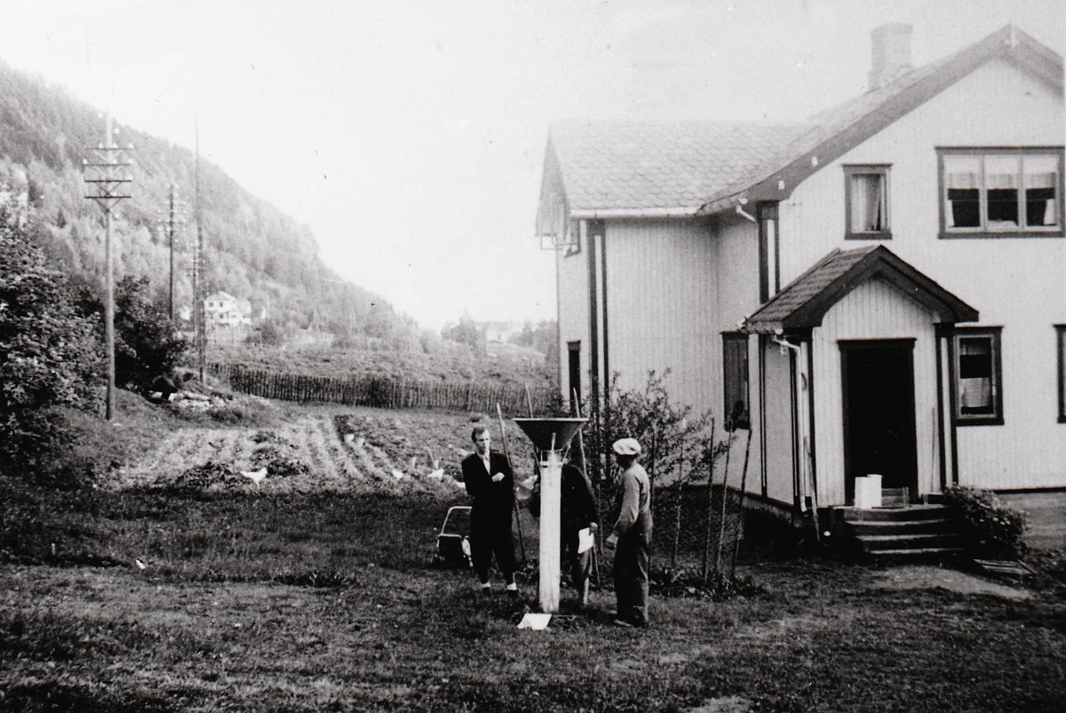 Meteorologiske observasjonar i Aurdal. Nord-Aurdal. 1949. Måleinstrumentet står på grensen mellom Bergheim og Nyborg.