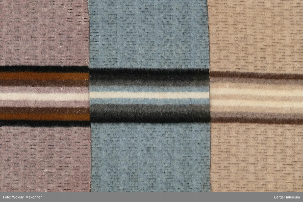 Tre prøver som er satt sammen til et prøvehefte med splittbinders. Teppe med striper med store melerte områder i mellom.