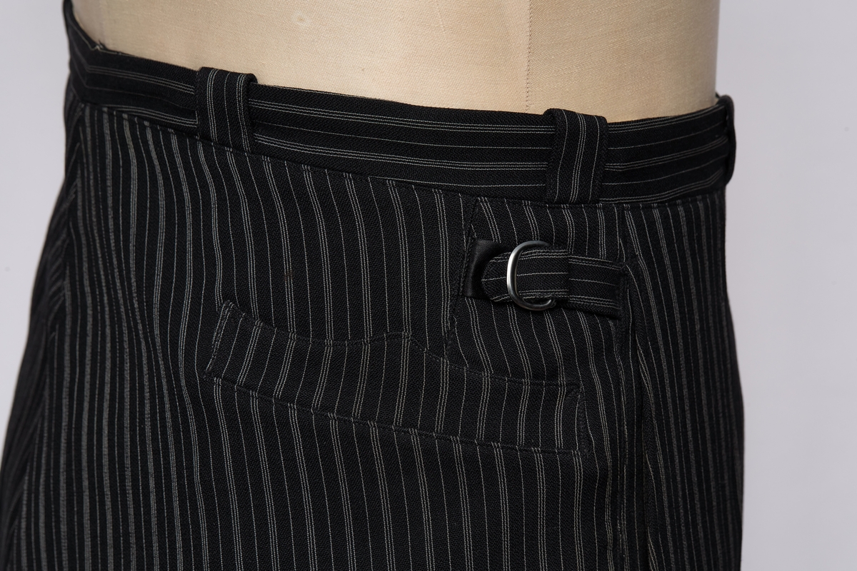 Herrebukse, eller "diplomatbukse" som kan brukes til sort jakke. Datert ca 1900. Stripet tøy. STR 54.