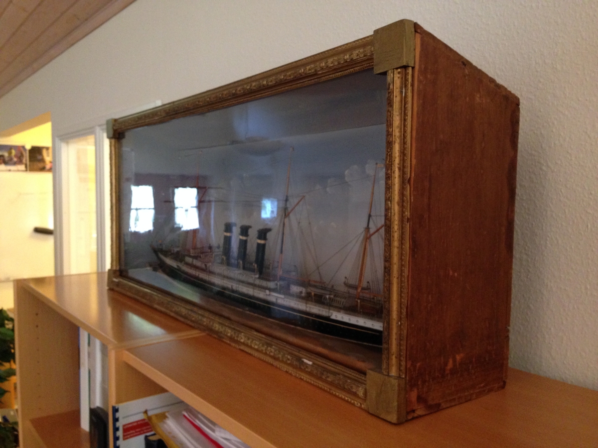 Modell av ångbåten/atlantångaren Paris placerad i trälåda med glasfront.
Måtten avser lådans mått.