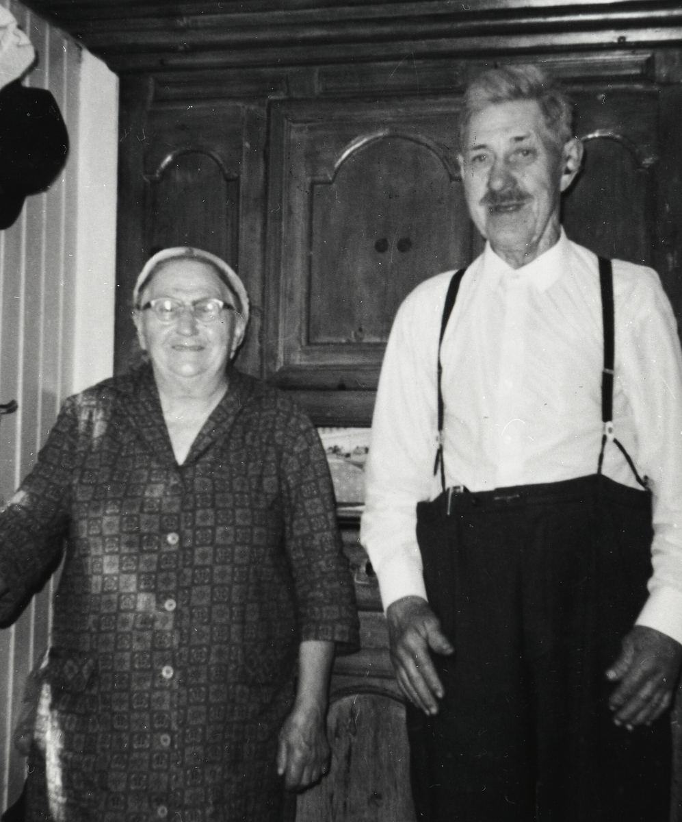 Anne og Nils Folkestad heime på kjøkkenet på Folkestad, september 1968.