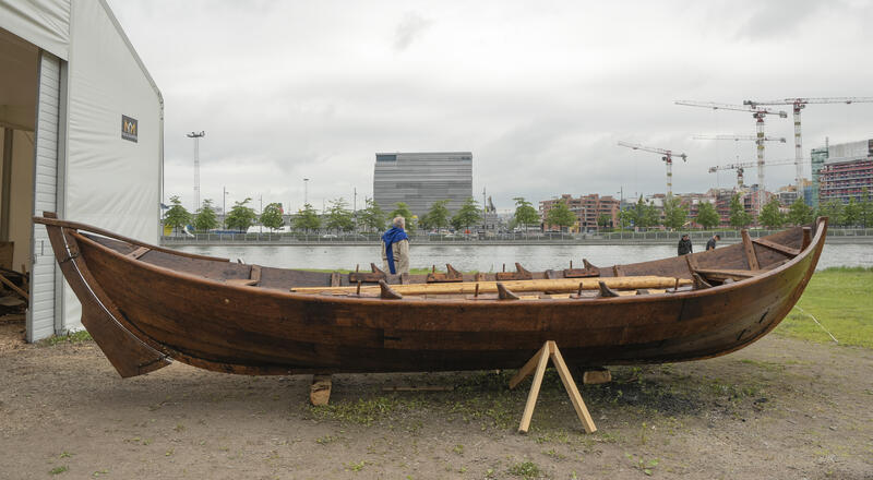 Rekonstruksjonen fikk navnet Norild etter navnekonkurranse der alle barna som hadde deltatt kom med forslag. Bilde før Norild skal sjøsettes på vannspeilet i middelalderparken.
