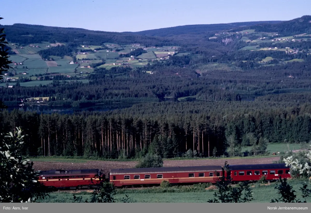 Diesellokomotiv Di 3 Med Persontog Til Oslo Fra Fagernes Her Mellom Leira Og Aurdal Norsk 