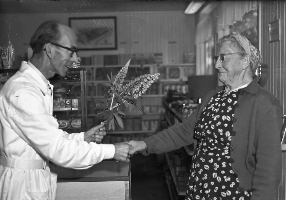 Råholt Samvirkelag med bestyrer Graftås 1950-1960. MiA