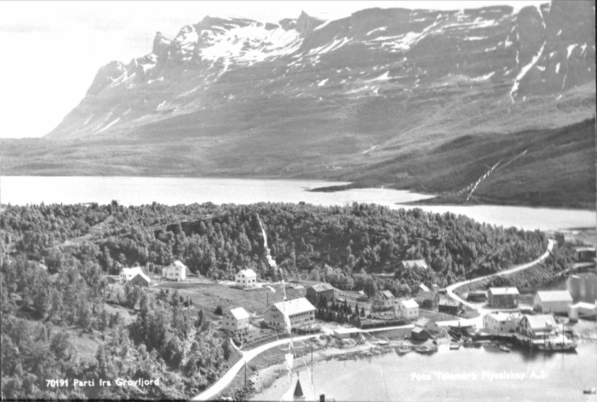 Flyfoto av Grov i Grovfjord.