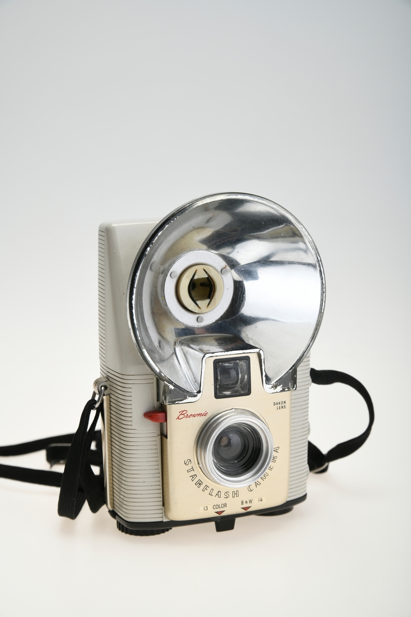 Et kompaktkamera for 127-film fra Kodak, med et fastfokus objektiv. Navnet Brownie ble brukt på en lang rekke med enkle kameraer over 80 år. Brownie Starflash ble produsert i fem ulike farger, og både i USA og Frankrike. 

Kameraet tar bilder på 4x4 cm. Det har kun en lukkertid og en bryter for å bytte mellom to blenderåpninger merket med color (13) og B&W (14.) Hjul på undersiden til å dra fram filmen. Kameraet har en stor innebygd blits, drevet av to batterier som er bak en luke bak på kamerahuset. Filmen settes inn ved å dra ut bunnen av kamerahuset. Det har et rødt vindu for å se om det er film i. Det er en enkel søker midt på kameraet. Det har en tynn nakkestropp.
