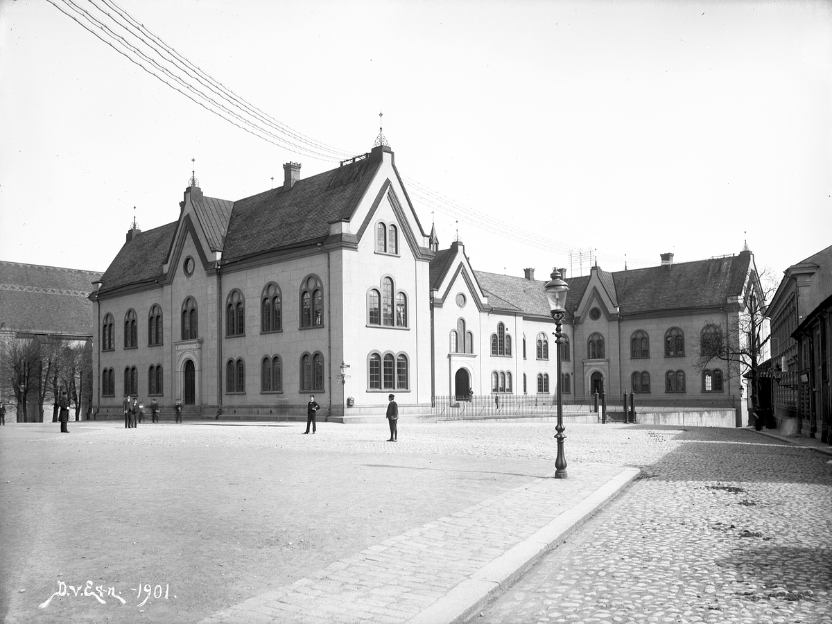 Linköpings läroverk från sydväst. Byggnaden invigdes som läroverk 1864 och kom att fungera som stadens högsta lärosäte till 1915, då verksamheten flyttades till nuvarande Katedralskolan. År 1921 togs bygganden i anspråk som stadshus.