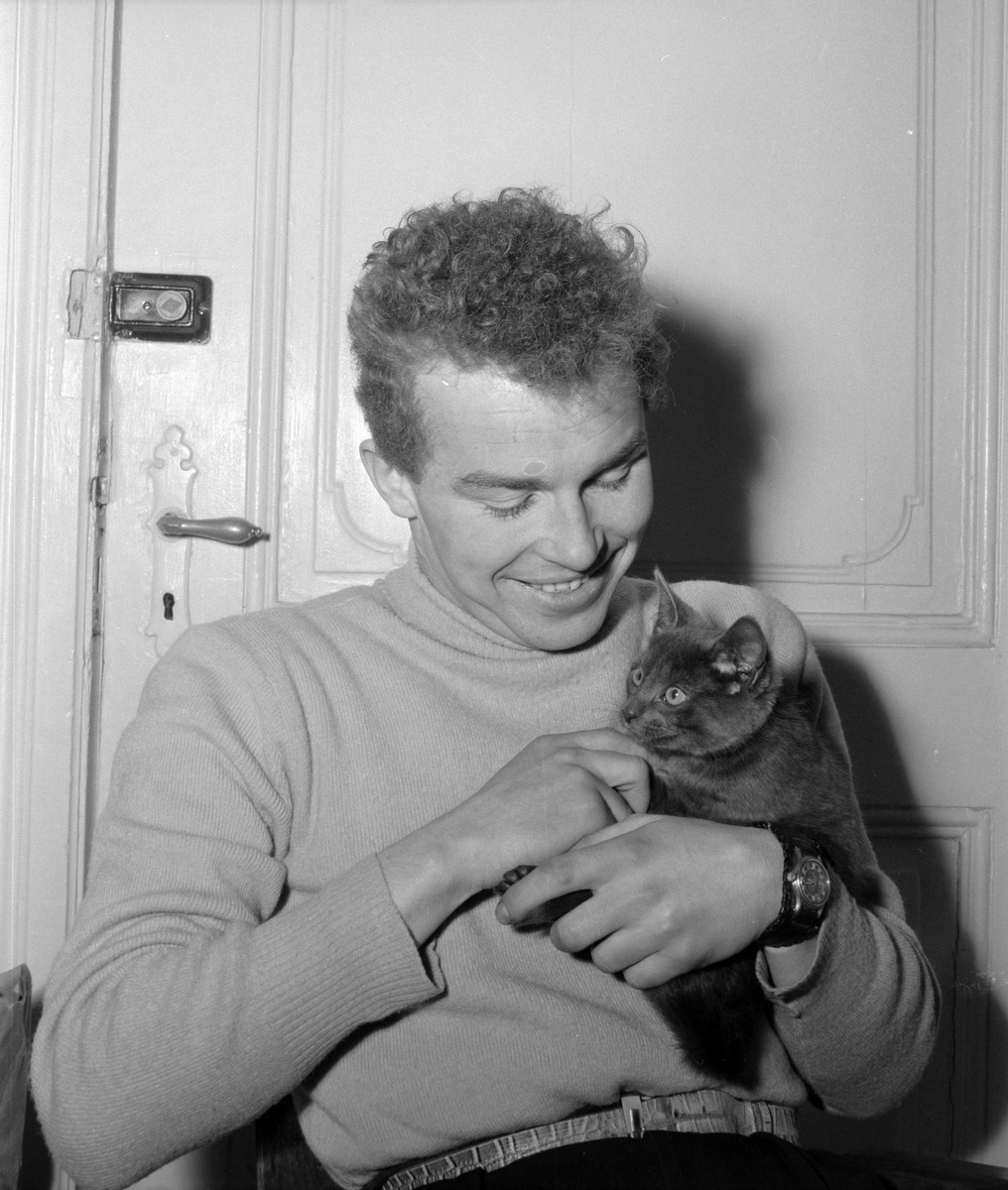 Knut Jensen med kattunge