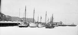 Fiskebåter ved kaia i Kragerø, islagt fjord,1941 ?