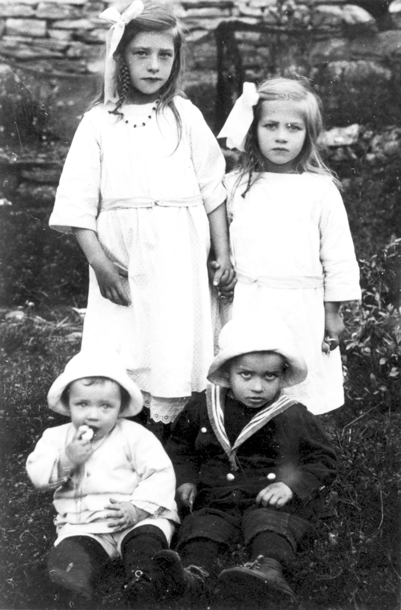 Tordis Lorentsen, f.1915, Ester Lorentsen, f.1917, Ottar Lorentsen, Jens Lorentsen.