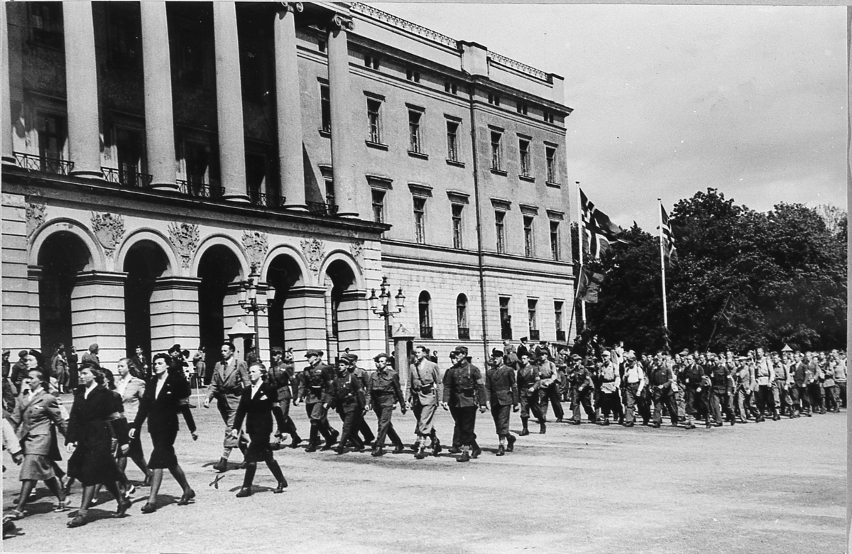 Hjemmestyrkene foran Det kongelige slott. Juni 1945.