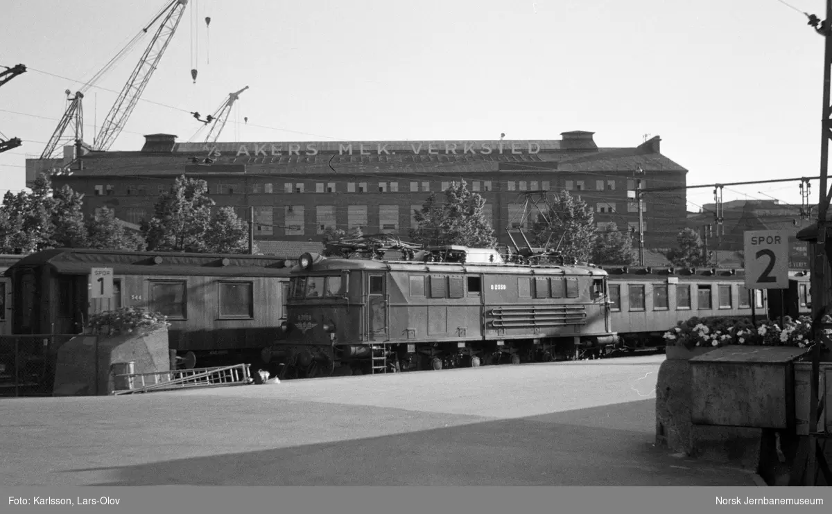 Elektrisk lokomotiv El 8 2059 i spor 1 på Oslo Vestbanestasjon.