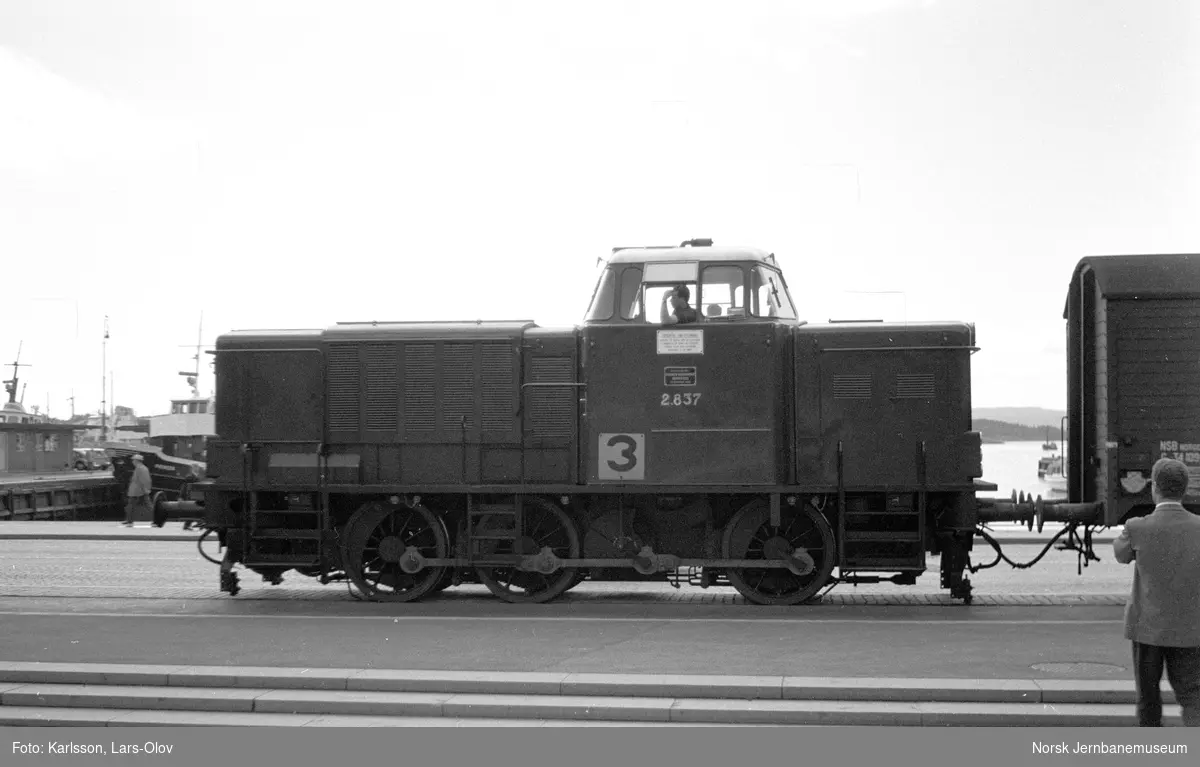 Diesellokomotiv Di 2 837 med godstog på Havnebanen fra Filipstad til Loenga, her på Rådhusplassen