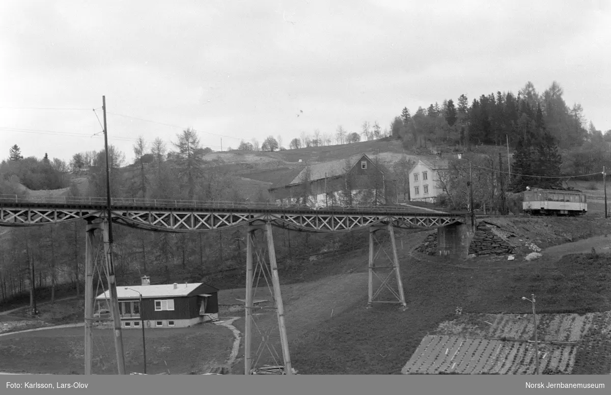 Gråkalbanens sporvogn nr. 1 ved Hoem bru (Hoemsbrua) i Trondheim