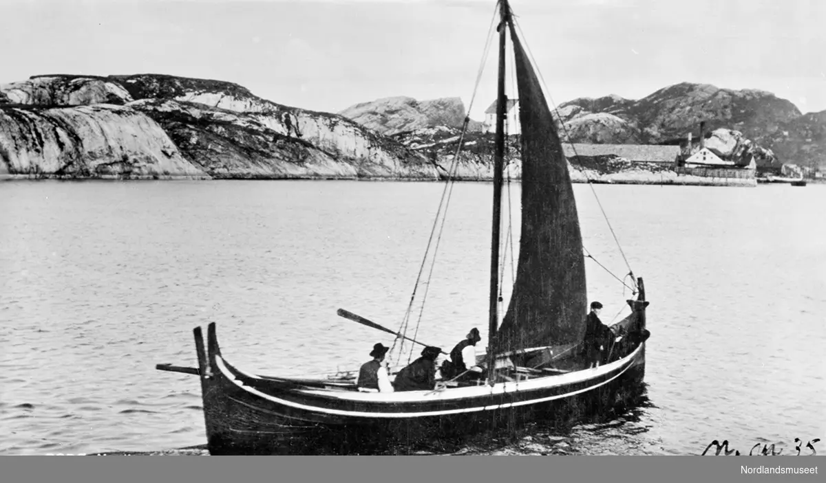 Nordlandsbåt. Fembøring på havna i Bodø, i bakgrunnen Burøya.