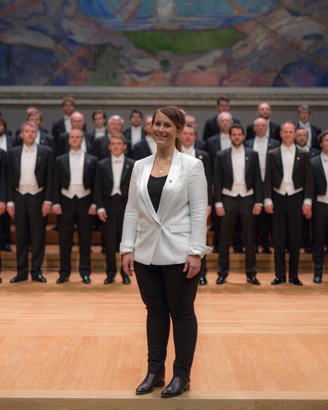DnS sin dirigent, Mari Tøndel Bodsberg, foran koret sitt - Den norske studentersangforening. (Foto/Photo)