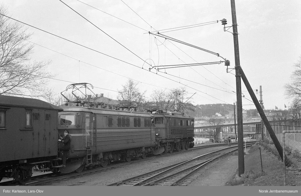 Elektrisk lokomotiv El 5 2042 og El 13 med godstog på Halden stasjon