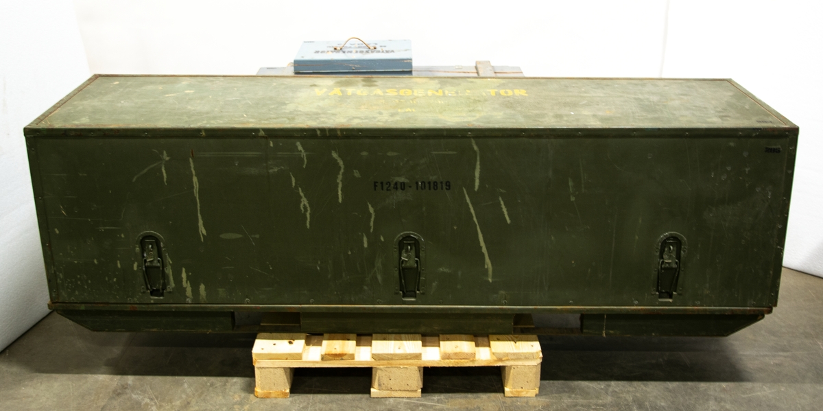 Vätgasgenerator förvaras i 3 lådor med tillhörande innehållsförteckning. För att säkerställa tillgång till vätgas i fält för meterologi konstruerades en vätgasgenerator. Den användes från mitten av 60-talet fram till början av 90-talet.