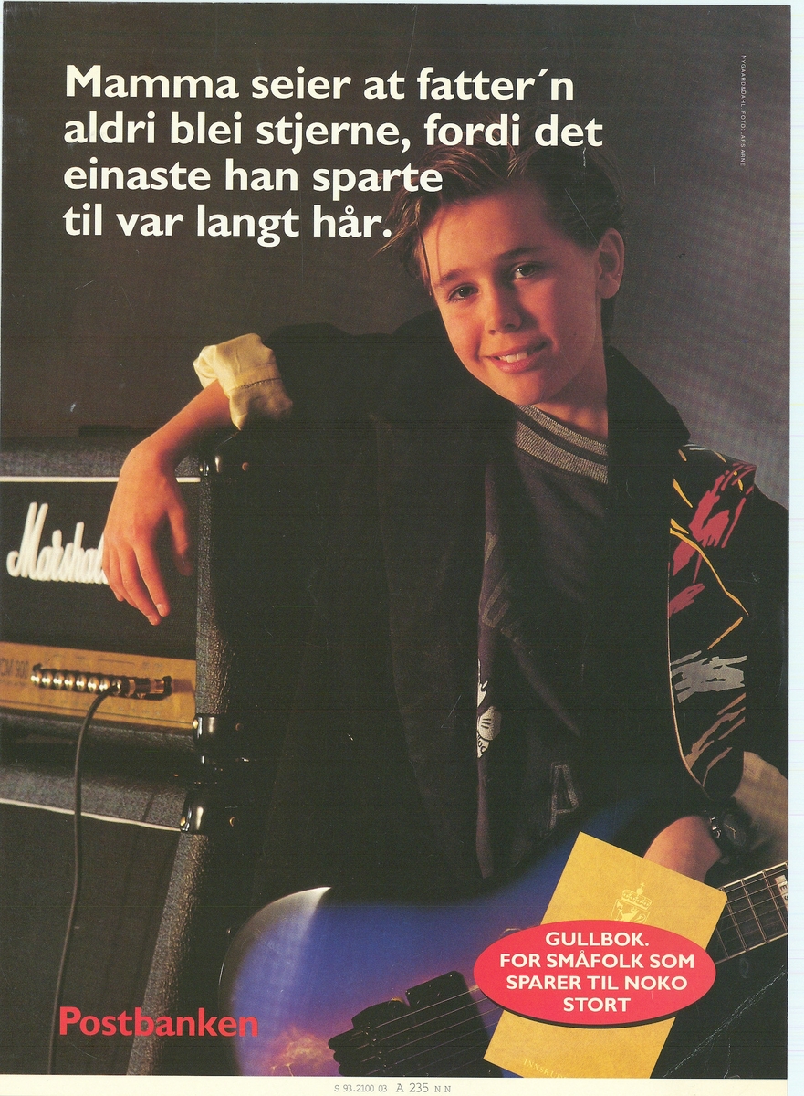 Tosidig plakat med mørk bunnfarge. Med tekst på bokmål og nynorsk, motiv av en gutt.