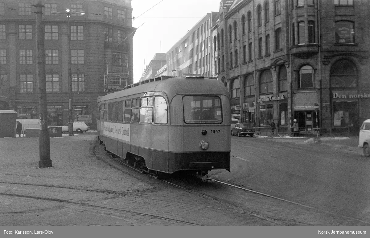 Ekebergbanens tilhengervogn nr. 1047 på Jernbanetorget i Oslo