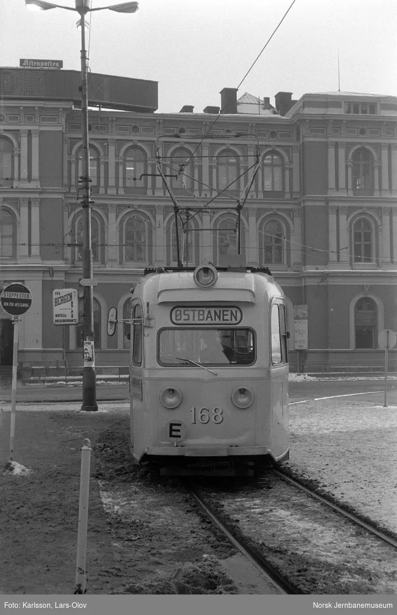 Oslo Sporveiers sporvogn "Gullfisk" nr. 168 på Jernbanetorget i Oslo