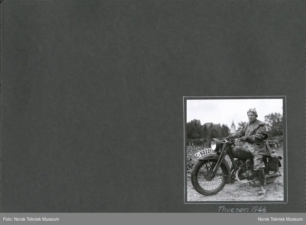 Albumblad, Gunnar Thuesen på motorsykkel med registreringsnummer C 60221 i 1946