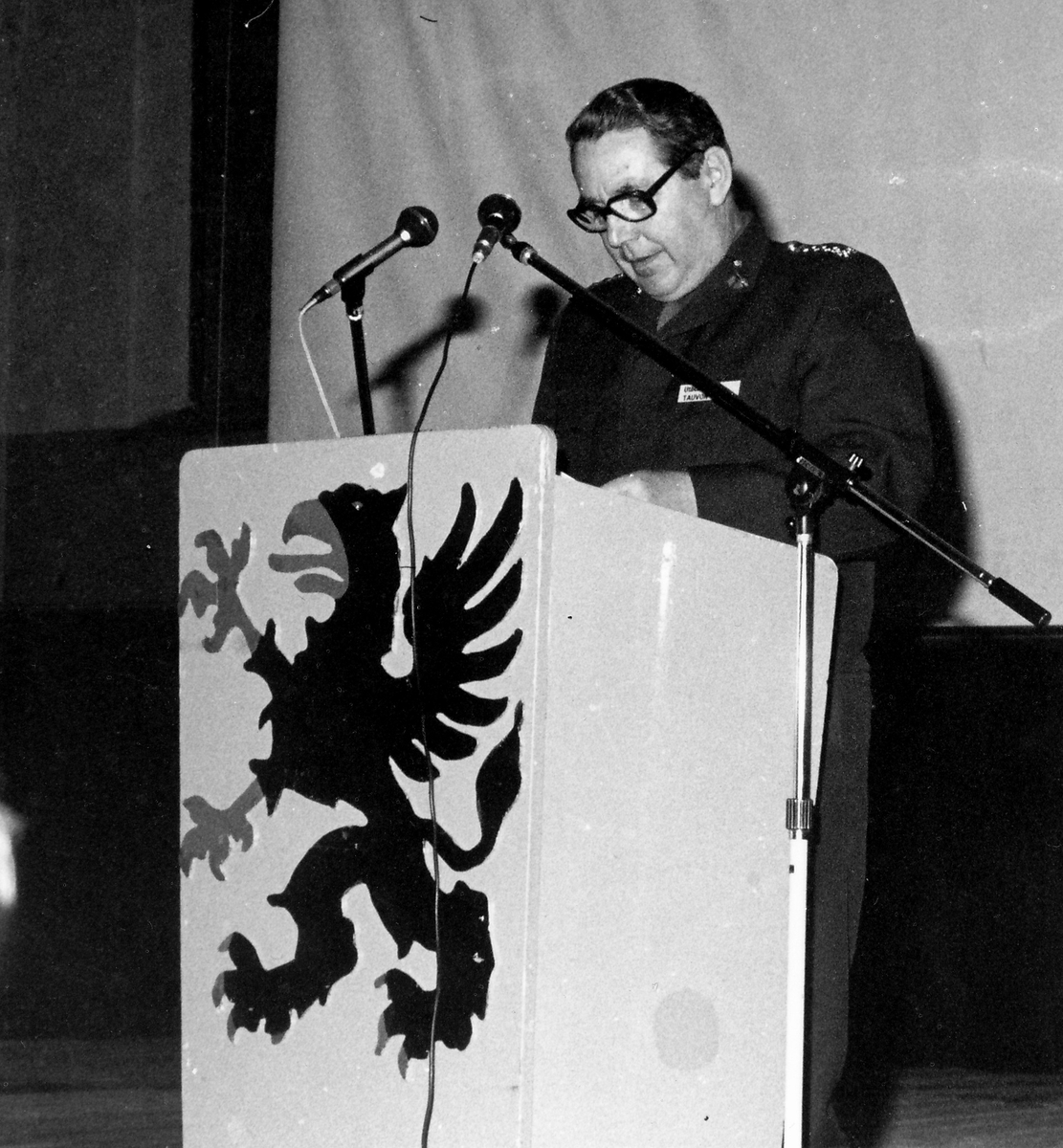 Gymnastiksalen, 1978

Utbildningschefen, överste Ragnar Tauvon, talar vid en personalsamling.