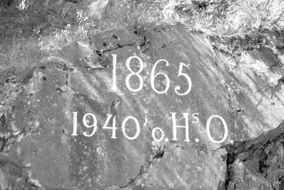 Stein som angir årstal vegen vart bygd, 1865, samt antall meter over havet vegen ligg på. Steinen ligg på Tonsåsen i Nord-Aurdal