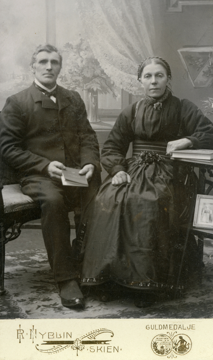 Einar Olavsson og Anne Halvorsdtr. Kaasa sitjande i fotoatelier.