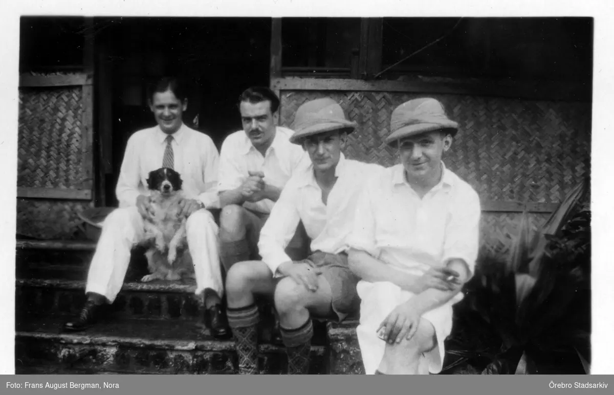Fyra kollegor vid bungalow

Till vänster med hunden Frans August Bergman (född 1904)