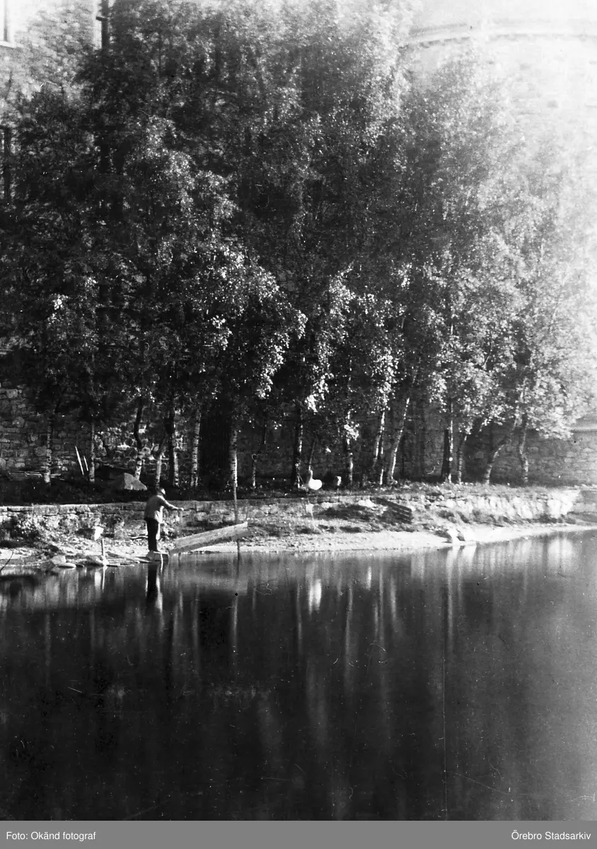 Man vid Svartån, 1950-tal - Örebro Stadsarkiv / DigitaltMuseum