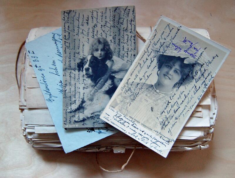 Bildet viser en bunke med gamle brev og postkort (Foto/Photo)