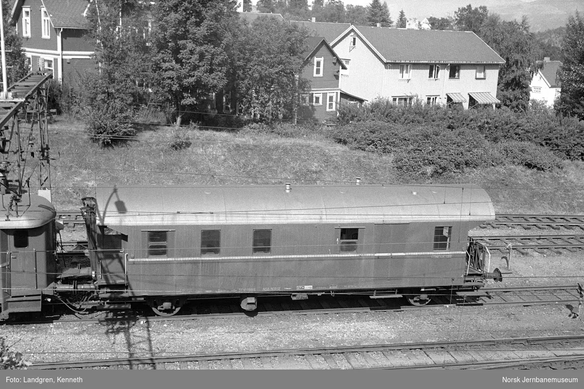 Kombinert reisegods-, konduktør- og sittevogn litra BFV1 nr. 19916 på Narvik stasjon