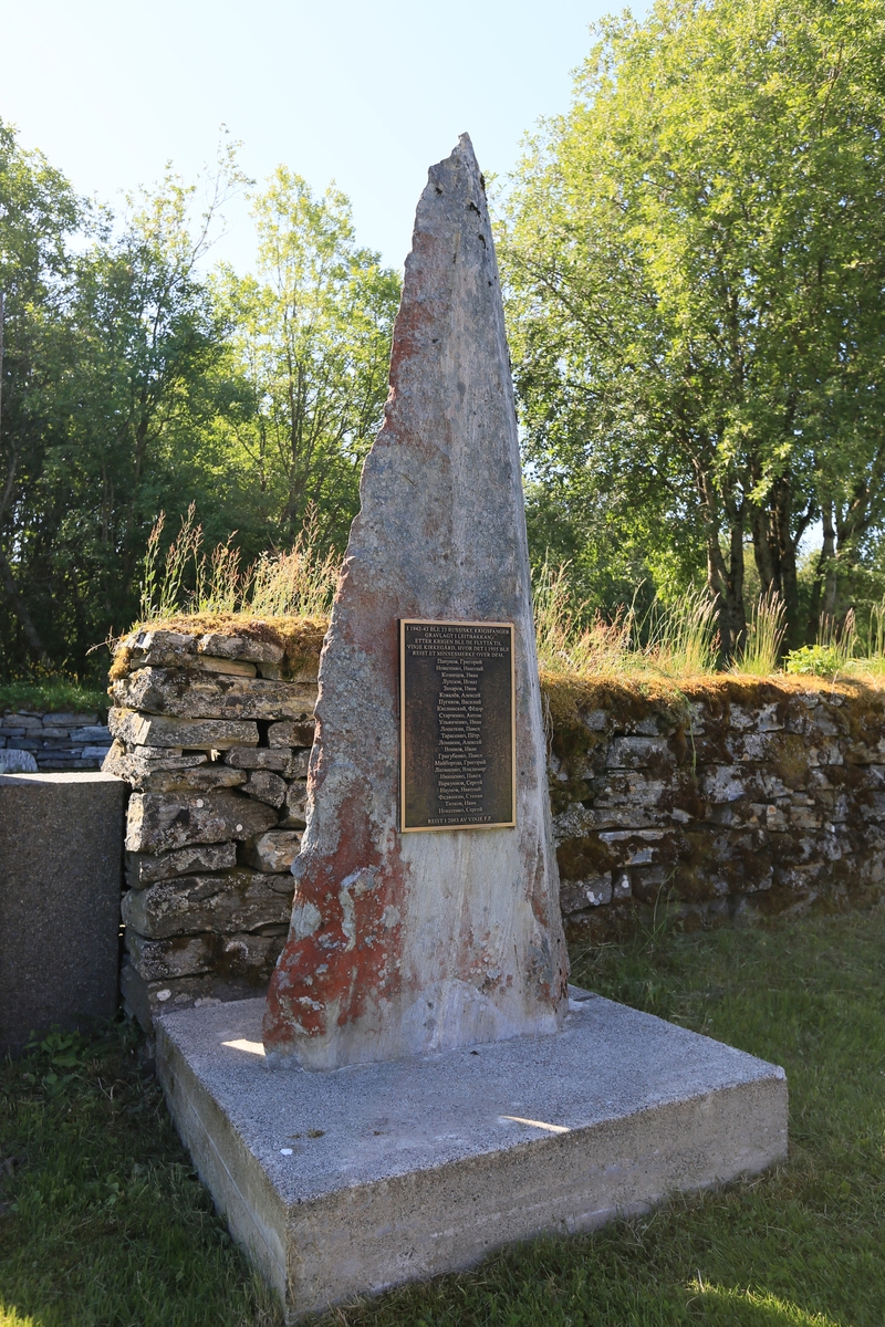 Minnesmerke utenfor Vinjeøra sovjetiske krigskirkegård over "23 russiske krigsfanger gravlagt i Leitbakkan" (1942-43). Minnesmerket ble reist av Vinje Fortidsminneforening.