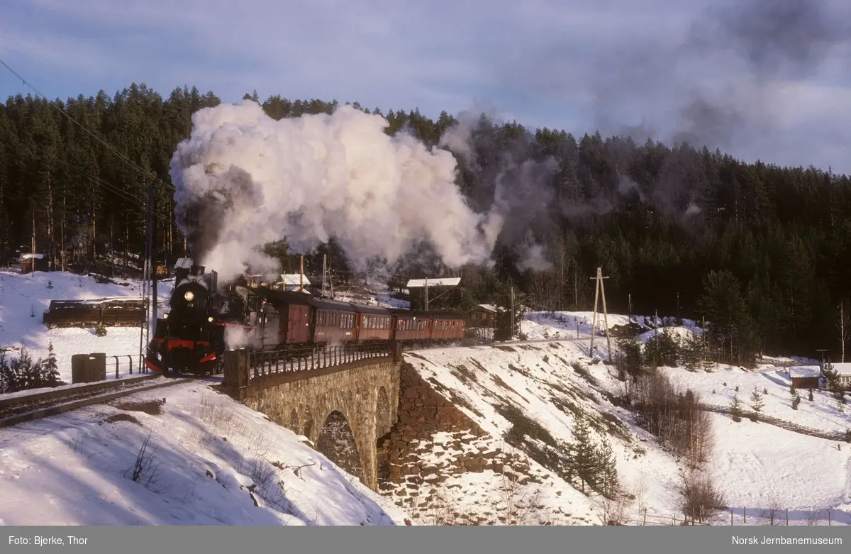Ekstratog for Norsk Jernbaneklubb med damplokomotiv type 26c nr.  411 bru over Hengselva